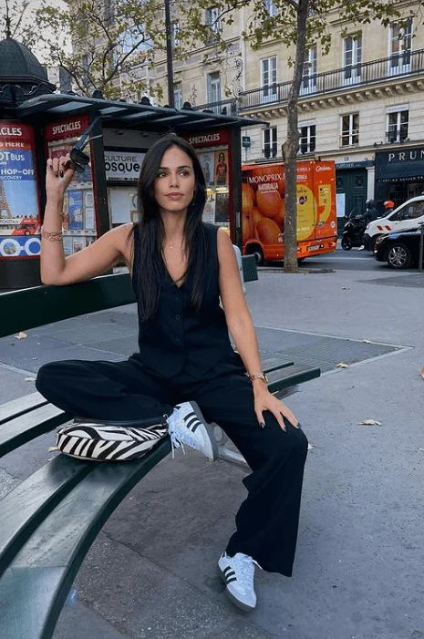 Parisian Vibes in Relaxed Black